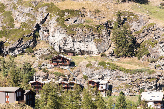 Tourismusort Zermatt und seine klassische alpenl&auml;ndische Architektur  mit b&auml;uerlichen Fassaden aus der Distanz 
