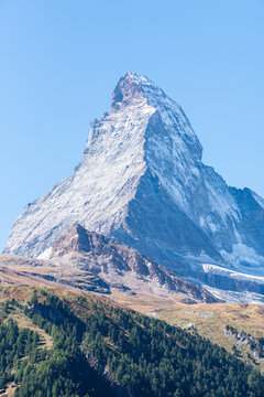 Europ&auml;ische Natur Pyramide Matterhorn Berg mit Gipfel bei strahlendem Sonnenschein im Sp&auml;tsommer