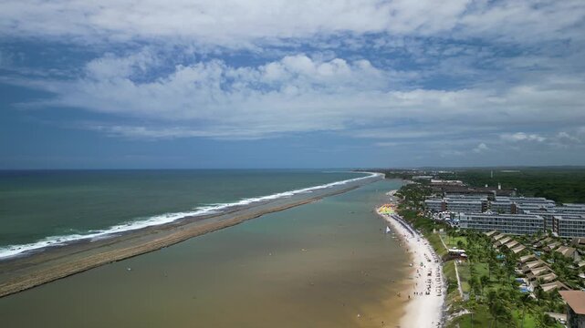 Ondas do oceano quebrando na costa da Praia de Muro Alto, destino tropical de Porto de Galinhas em Pernambuco