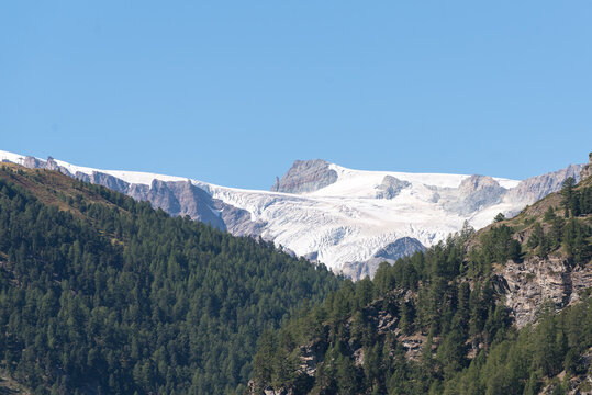 Bergkette mit ewigem Eis und Gletscher entlang des Matterhorn in Zermatt Schweiz
