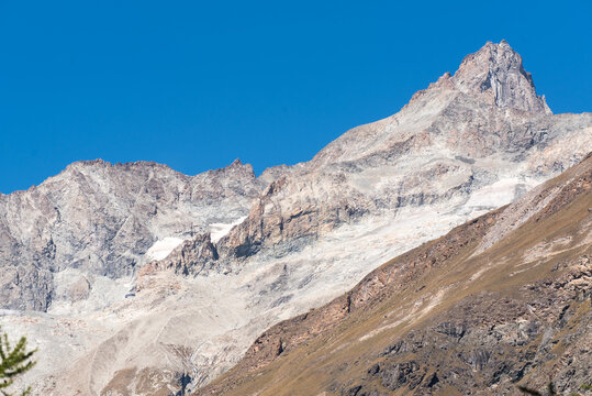 Bergkette mit ewigem Eis und Gletscher entlang des Matterhorn in Zermatt Schweiz