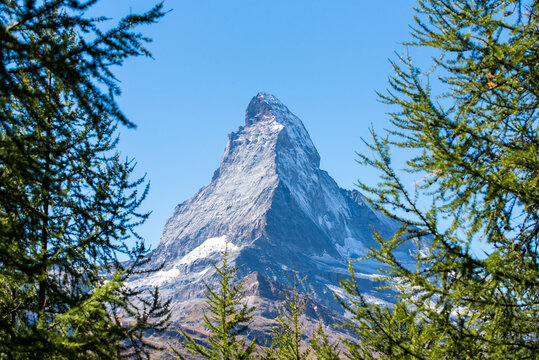 Europ&auml;ische Natur Pyramide Matterhorn Berg mit Gipfel bei strahlendem Sonnenschein im Sp&auml;tsommer