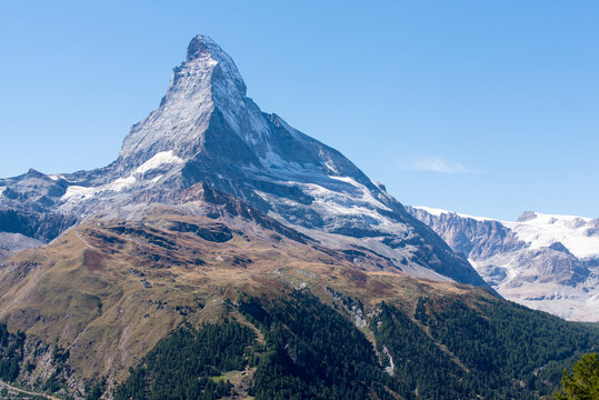 Europ&auml;ische Natur Pyramide Matterhorn Berg mit Gipfel bei strahlendem Sonnenschein im Sp&auml;tsommer