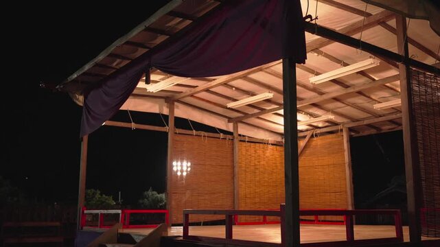 誰もいない夜の神社の舞台