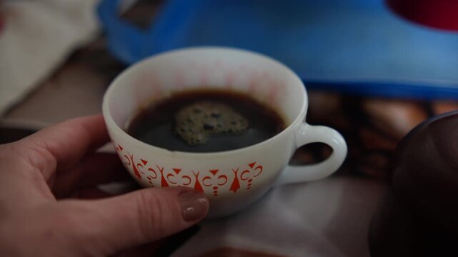 Caf&eacute; preto sendo servido com bolo caseiro em mesa simples, tradi&ccedil;&atilde;o da vida no interior do Brasil