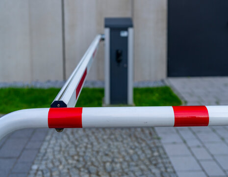 Automatische Schrankenanlage mit rot-wei&szlig;er Warnmarkierung und einer dahinter befindlichen Steuers&auml;ule, Berlin, Deutschland