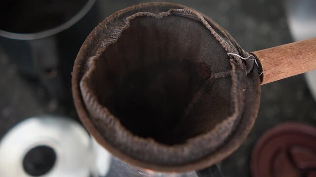 Caf&eacute; preto sendo servido com bolo caseiro em mesa simples, tradi&ccedil;&atilde;o da vida no interior do Brasil