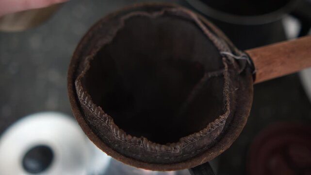 Caf&eacute; preto sendo servido com bolo caseiro em mesa simples, tradi&ccedil;&atilde;o da vida no interior do Brasil