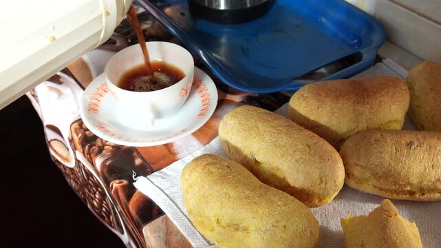 Caf&eacute; preto sendo servido com bolo caseiro em mesa simples, tradi&ccedil;&atilde;o da vida no interior do Brasil
