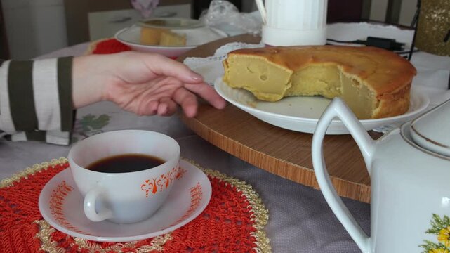 Caf&eacute; preto sendo servido com bolo caseiro em mesa simples, tradi&ccedil;&atilde;o da vida no interior do Brasil