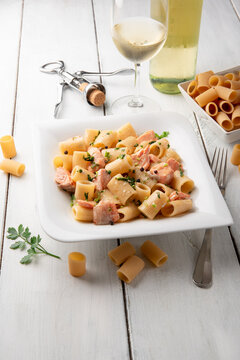 Mezze maniche con salmone fresco, Pasta Italiana 