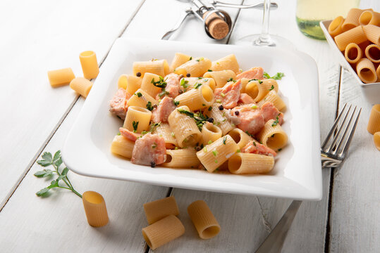 Mezze maniche con salmone fresco, Pasta Italiana 