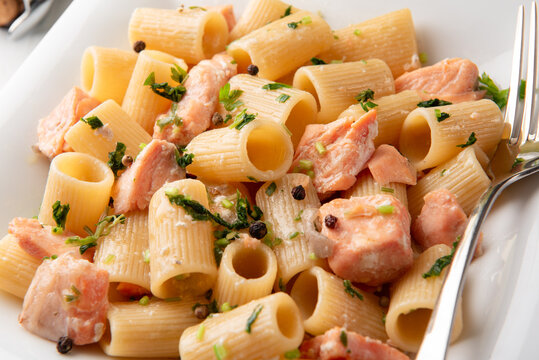 Mezze maniche con salmone fresco, Pasta Italiana 