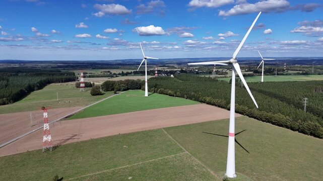 vue a&eacute;rienne panoramique dans un parc &eacute;olien en Belgique, pr&egrave;s de Bastogne et du village de Sibret. Les &eacute;oliennes sont entour&eacute;es de champs agricoles ou de prairie pour l'&eacute;levage des bovins. 