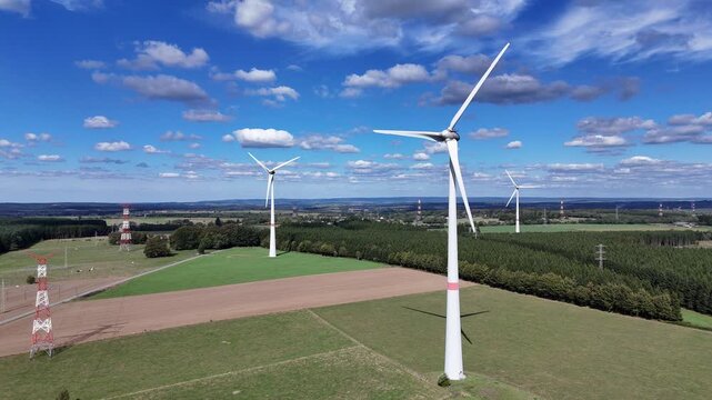 vue a&eacute;rienne panoramique dans un parc &eacute;olien en Belgique, pr&egrave;s de Bastogne et du village de Sibret. Les &eacute;oliennes sont entour&eacute;es de champs agricoles ou de prairie pour l'&eacute;levage des bovins. 