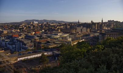 Fototapeta premium Edinburgh city skyline panoramic view at golden hour featuring historic gothic architecture and modern urban development
