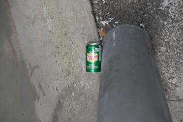 Obraz premium discarded can of Canada Dry ginger ale beverage in Toronto