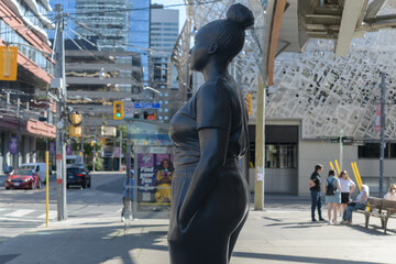 Obraz premium looking east on Dundas St W to McCaul St outside the Art Gallery of Ontario with a profile (left side) of 