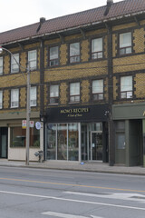 Fototapeta premium distant view of Mom’s Recipes Cafe, a restaurant, located at 136 Avenue Rd, Toronto, in Yorkville