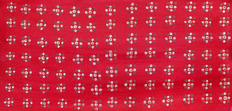 Stampa tessile rossa con piccoli motivi decorativi bianchi