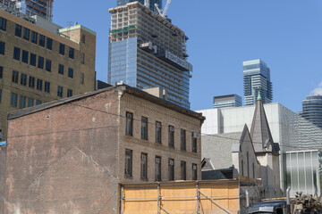 Obraz premium contrast of old and new architecture: (center) Reliance Engravers (104-108 Bond St) designed by Benjamin Brown, 1927 and Concord Sky a condominium complex (at Yonge & Gerrard), Toronto