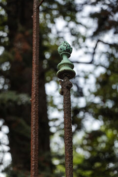 Sommet de piquet de cl&ocirc;ture ancien en m&eacute;tal et patin&eacute; vert de gris fa&ccedil;onn&eacute; en forme de pomme de pin