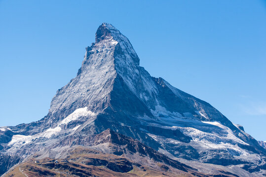 Matterhorn mit Berggipfel an strahlend sonnigem Sommertag mit blauem Himmel in Zermatt Schweiz