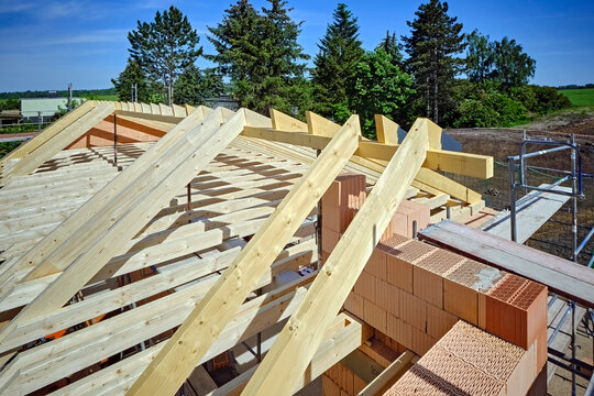Der Dachstuhl wird auf einen Hausneubau gestellt.
