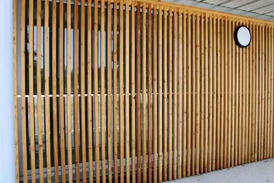 Bardage ext&eacute;rieur en bois vertical &agrave; claire-voie, fa&ccedil;ade moderne