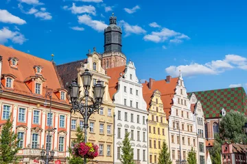 Bürgerhäuser am Marktplatz in Breslau (Rynek Wroclaw), Polen – im Hintergrund die Elisabethenkirche © mije shots