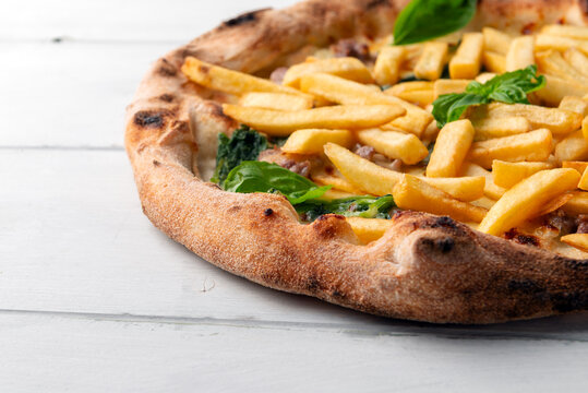 Pizza Italiana con patatine fritte e salsiccia 