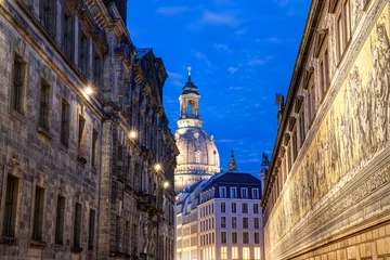 Fürstenzug und die Frauenkirche in der Altstadt von Dresden, Sachsen © mije shots