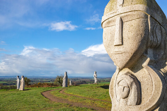 Carno&euml;t, Bretagne, France - 22 mars 2017&nbsp;: statue en granit de Saint Samson par le sculpteur Jacques Dumas dans la Vall&eacute;e des Saints.
