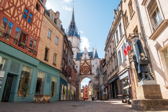 La place de l'H&ocirc;tel de Ville dans le centre historique d'Auxerre et la tour de l'Horloge du XVe si&egrave;cle (style flamboyant), dans le d&eacute;partement de l'Yonne, Bourgogne-Franche-Comt&eacute;, France. 