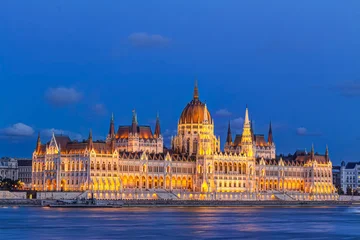 Ungarisches Parlamentsgebäude an der Donau in Budapest, Ungarn © mije shots