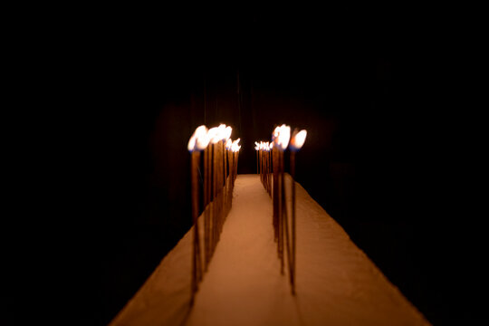 Candelas encendidas en pastel de cumplea&ntilde;os