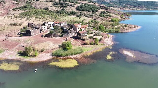 survol du lac du Salagou dans l'H&eacute;rault