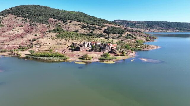survol du lac du Salagou dans l'H&eacute;rault