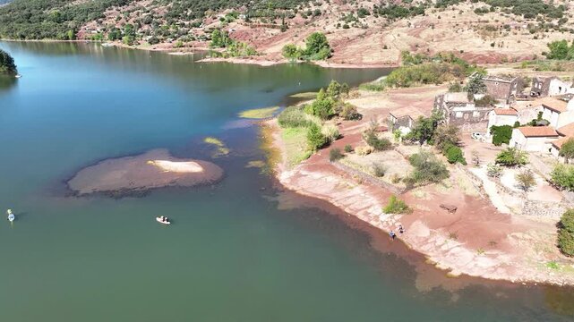 sortie en paddle sur le lac du Salagou dans l'H&eacute;rault