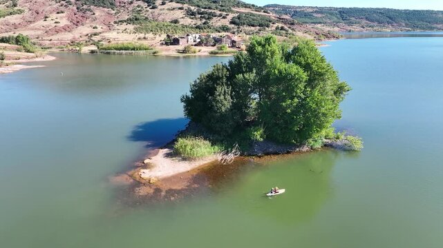 sortie en paddle sur le lac du Salagou dans l'H&eacute;rault