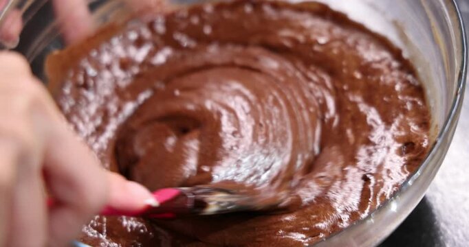 Gros plan sur une p&acirc;te au chocolat m&eacute;lang&eacute;e dans un saladier