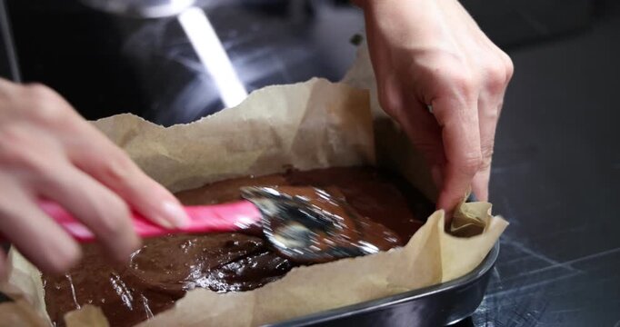 P&acirc;te &agrave; g&acirc;teau au chocolat &eacute;tal&eacute;e dans un moule recouvert de papier cuisson