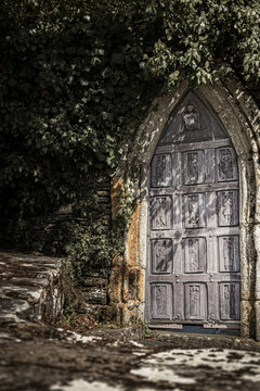Une vieille porte en bois grav&eacute;e du style medieval