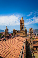 Obraz premium Tourists on the rooftop terraces of Palermo Cathedral, Sicily, Italy