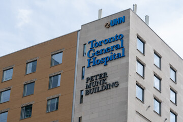 Obraz premium Toronto, Ontario, Canada - September 16, 2026: Peter Munk Building at Toronto General Hospital at Elizabeth Street in downtown Toronto, Canada. 