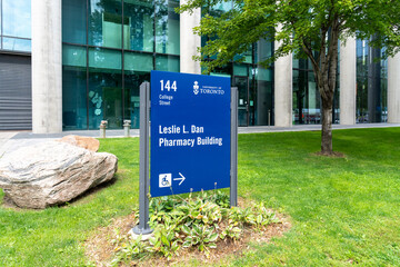 Obraz premium Toronto, Ontario, Canada - September 16, 2026: The sign for L. Dan Pharmacy Building on College Street, part of the Leslie Dan Faculty of Pharmacy at the University of Toronto, in downtown Toronto, On