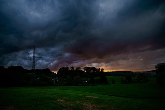 Sonnenuntergang mit dramatischen Wolken