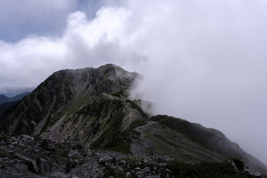 霧をまとう赤石岳