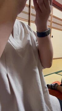 湯呑みででお茶を飲む女性