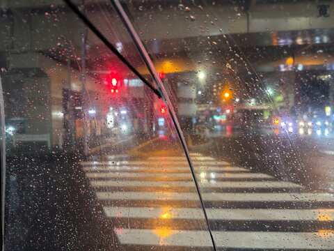traffic lights at night in the rain in Tokyo 